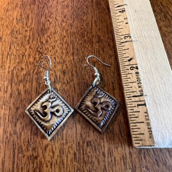 Namaste Earrings from the PRC - Picture 2 of 3